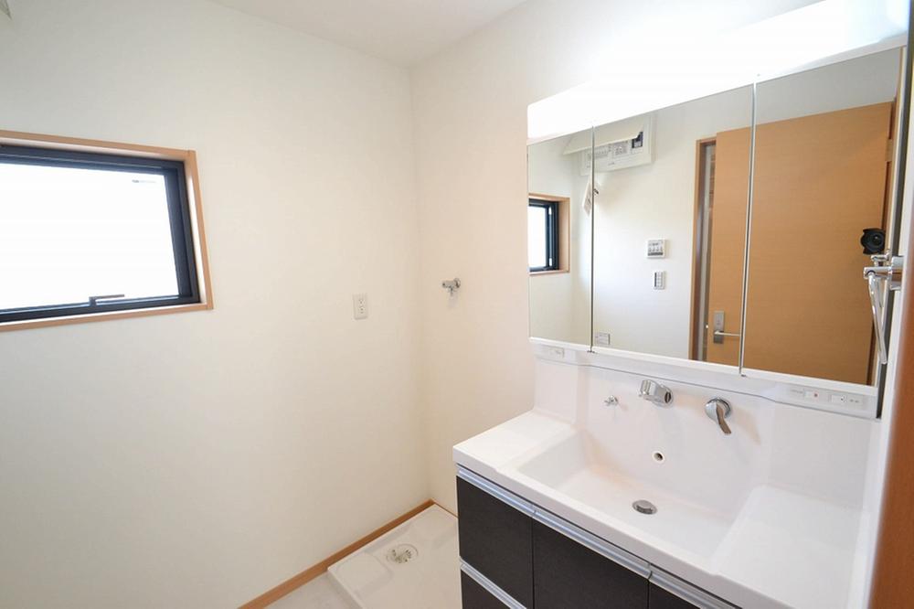 Wash basin, toilet. Washbasin tray arrange freely of mirror cabinet (August 2013) Shooting