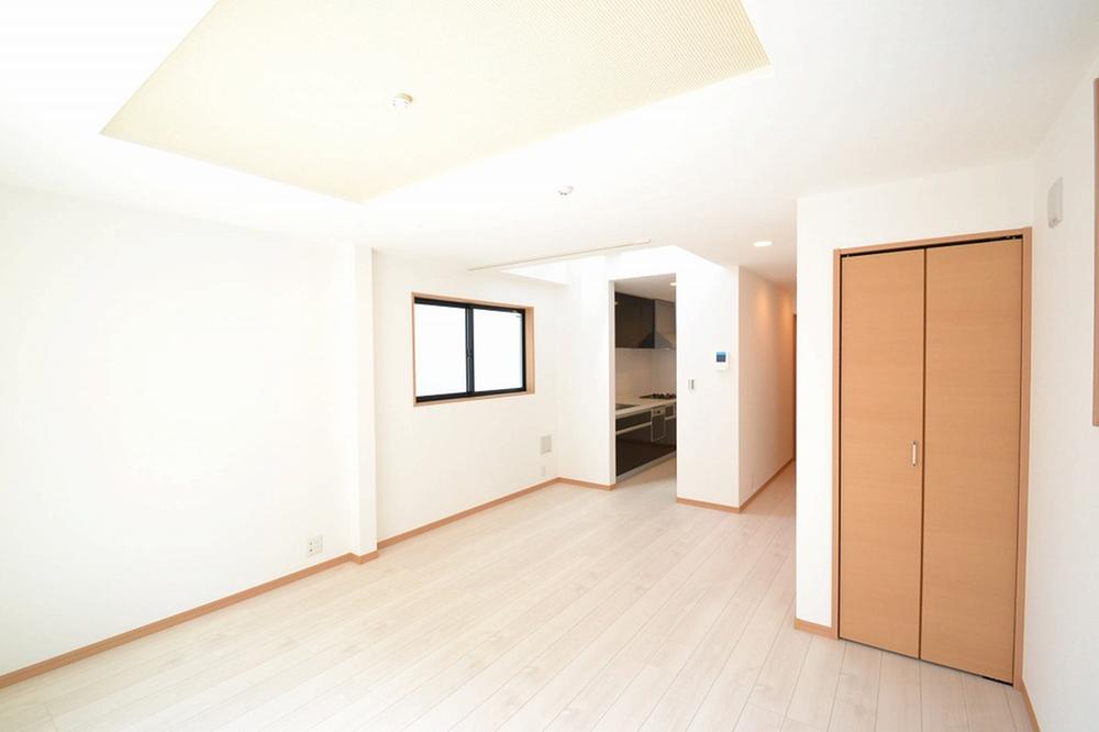 Convenient storage space is provided in the living. (August 2013) Shooting