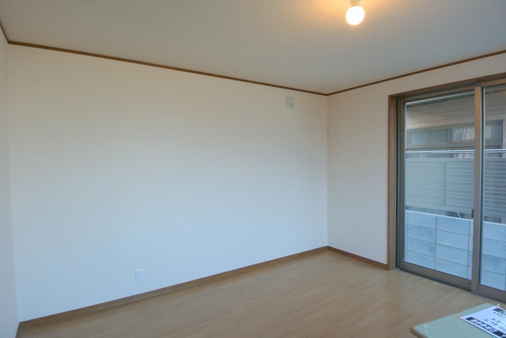 Non-living room. Selling local