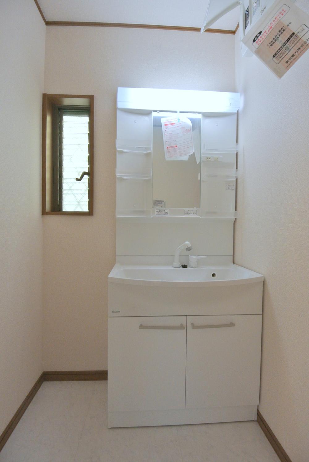 Wash basin, toilet. Selling local