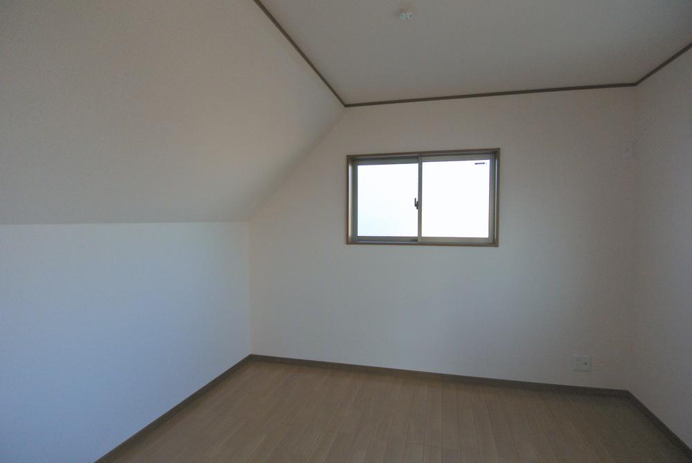 Non-living room. Selling local