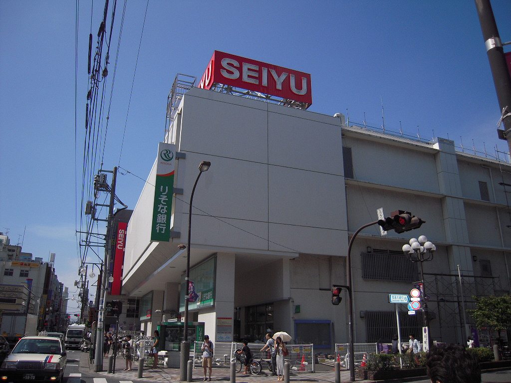Supermarket. Seiyu to (super) 230m
