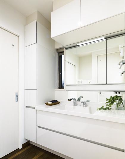 Wash basin, toilet. Amount of storage rich basin chamber provided also linen cabinet and hanging cupboard (November 2013) Shooting