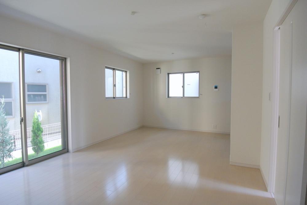 Same specifications photos (living). Seller same specifications