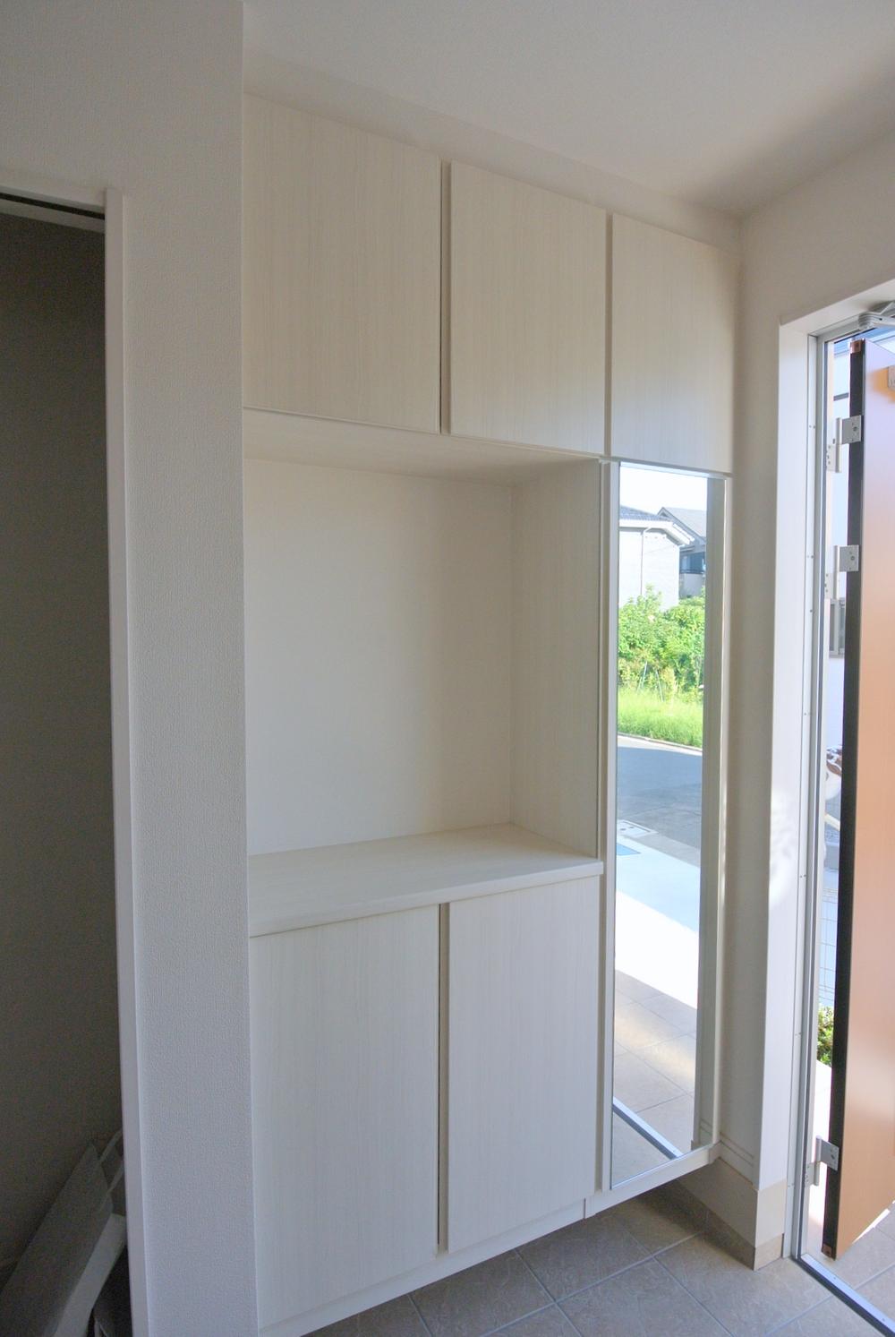 Entrance. Seller same specifications