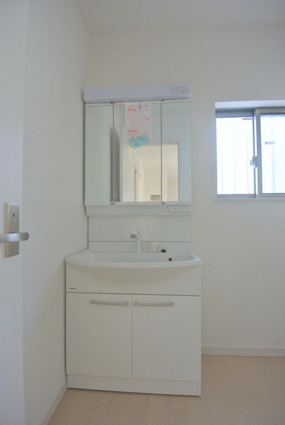 Wash basin, toilet. Seller same specifications