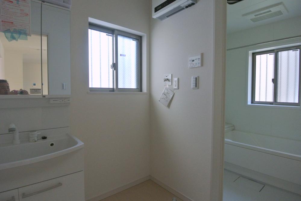 Wash basin, toilet. Seller same specifications