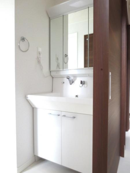 Wash basin, toilet. Wash basin