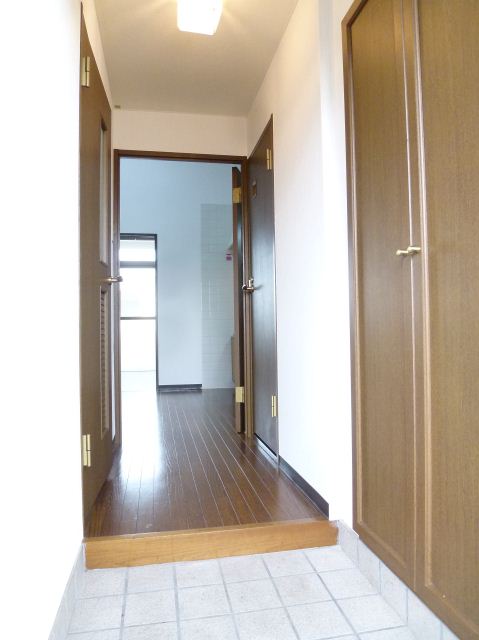 Entrance. Large shoe box.