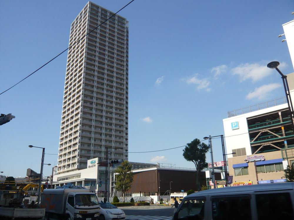 station. Keio Line "Kokuryo" 400m to the station