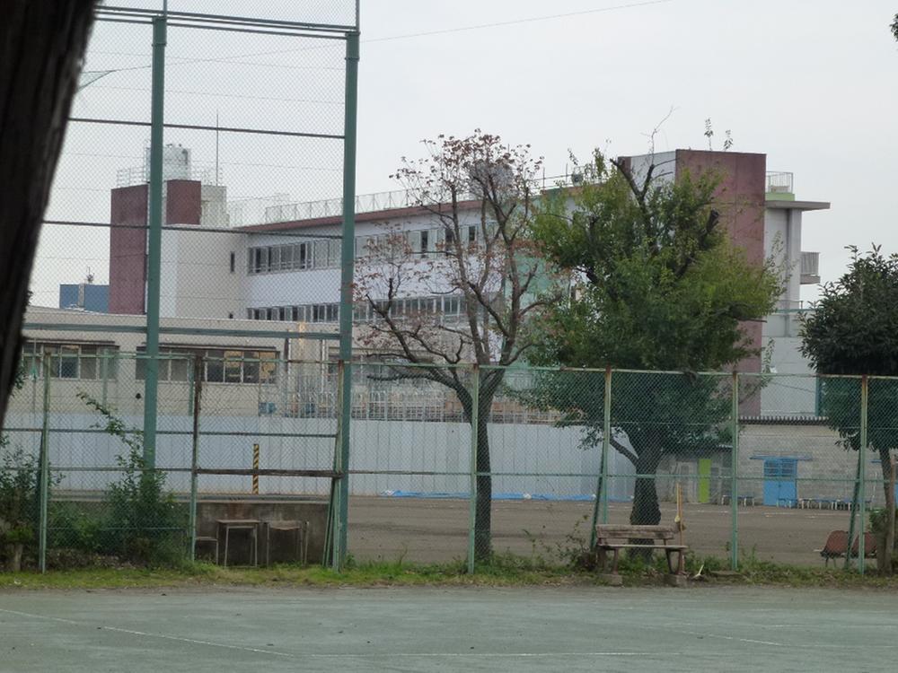 Junior high school. 660m until the fifth junior high school