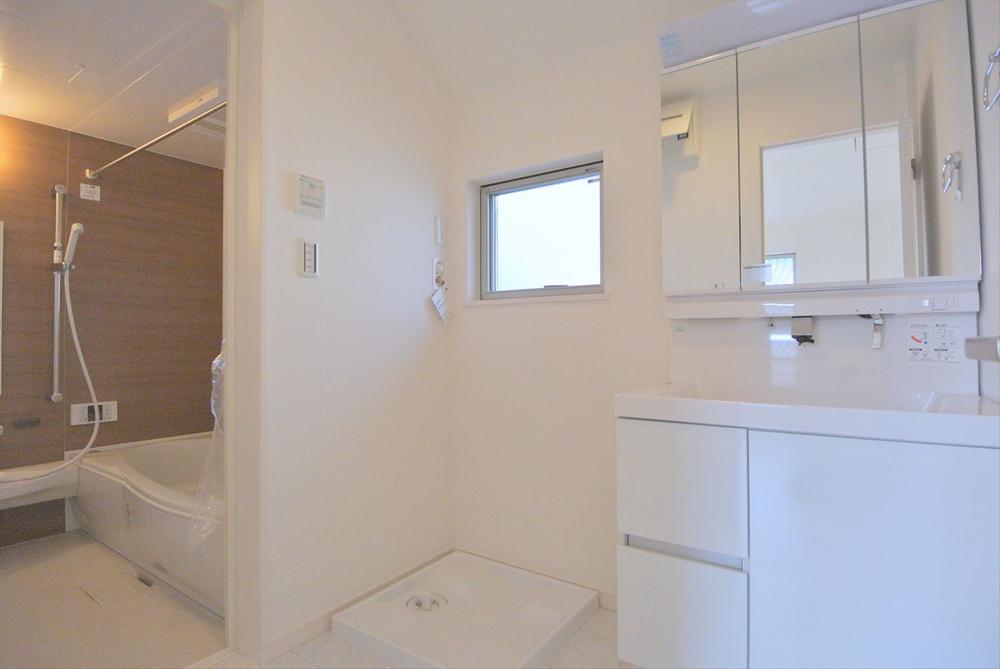 Wash basin, toilet. Selling local