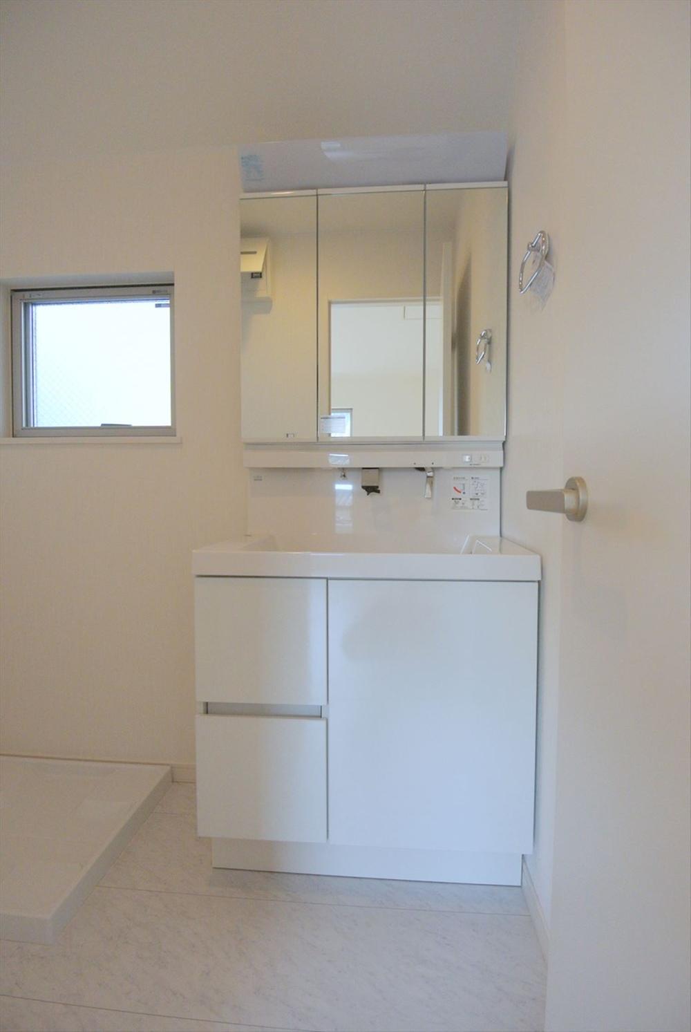 Wash basin, toilet. Selling local