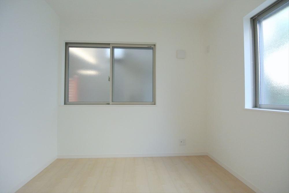 Non-living room. Selling local