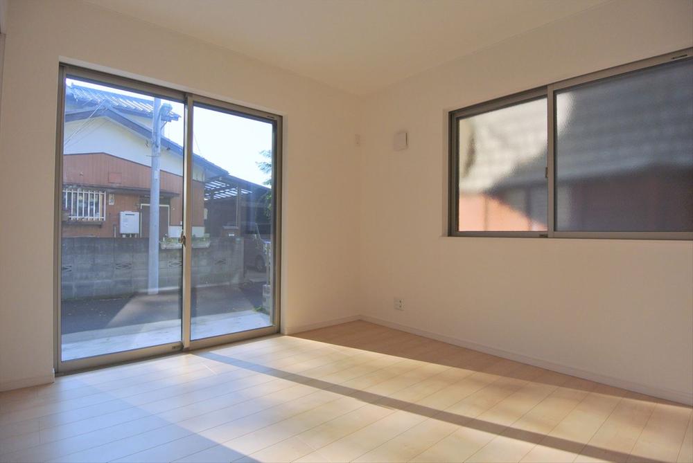 Non-living room. Selling local