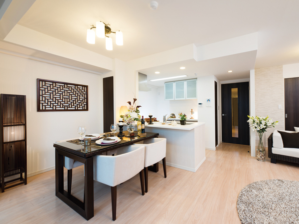 Living.  [living ・ dining] Greet the new morning with light to pour in through the window, Is the living of all households south-facing planning can enjoy the comfort.