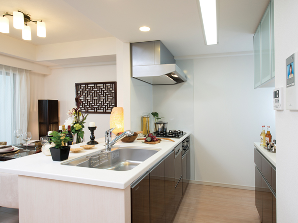Kitchen.  [kitchen] Adopt a stylish original system kitchen with excellent design. A variety of features that have been aggregated not only can dish smoothly, To achieve the efficiency of housework.