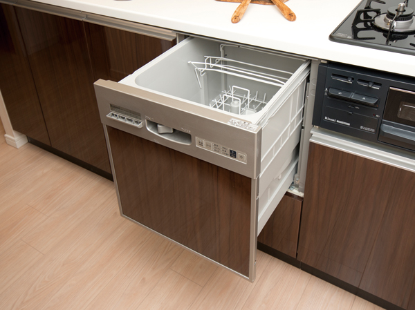 Kitchen.  [Dish washing and drying machine] A dish washing and drying machine that will significantly omitting the labor of housework has been standard equipment.