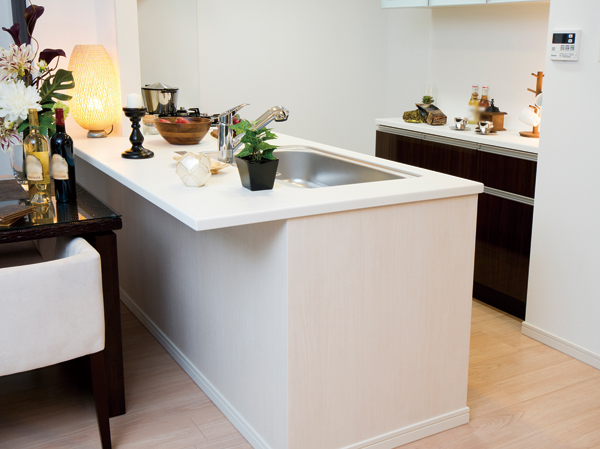 Kitchen.  [Counter-integrated flat kitchen] Counter and the kitchen becomes an integrated, Well easy-to-use and stylish water around looks great from the living room.