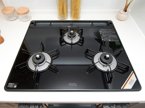 Kitchen.  [Glass top three-necked gas stove] Excellent with care also simple grill in a flat surface in addition to durability. Mounting a temperature sensor on the three-necked all, Also substantial grill function.