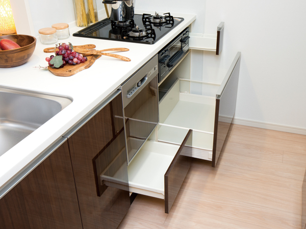 Kitchen.  [Storage space] Such as a large wok or frying pan, The storage space bulky cookware can be comfortably out, Equipped under the stove.