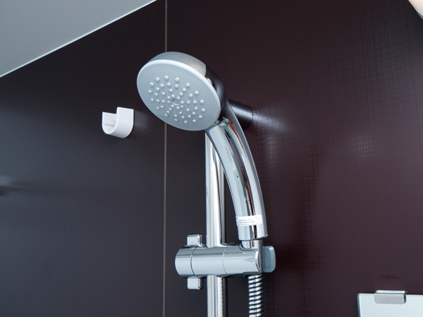 Bathing-wash room.  [Slide bar] The height of the shower ・ Angle has installed an adjustable slide bar.