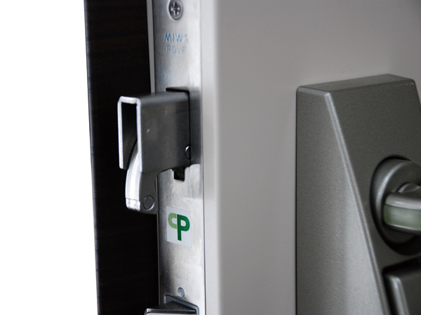 Security.  [Sickle dead lock] To lock, It has adopted a strong sickle dead lock to pry open the bar, etc.. (Same specifications)