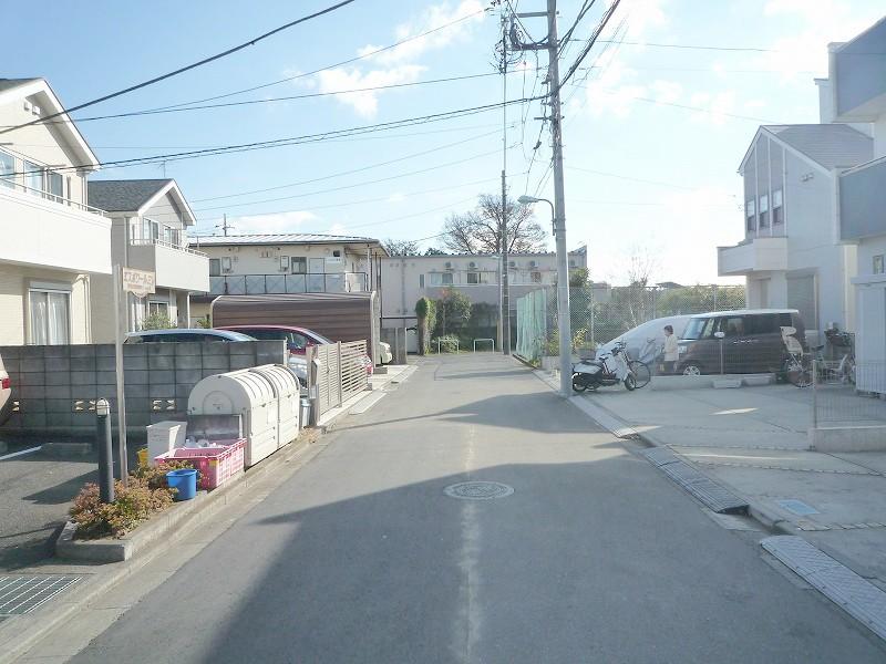 Local photos, including front road. Location