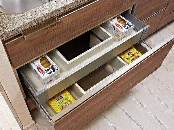 Kitchen.  [Sink under the two-stage storage] Storage of under the sink in the kitchen, Two-stage. You can effectively take advantage of the storage space, The it is easy to take out those housed in the.