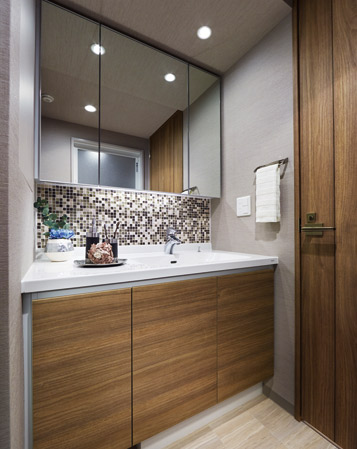 Bathing-wash room.  [bathroom] With storage three-sided mirror, You can change the angle of the mirror freely, It helps to prepare the grooming. The Kagamiura, It can be stored, such as accessories and cosmetics.