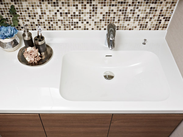 Bathing-wash room.  [Eccentric wash bowl] A wash bowl on one side. For example,, Time of a busy morning, My husband is washing the face, Wife, such as do a make-up, It can be used side by side two people.