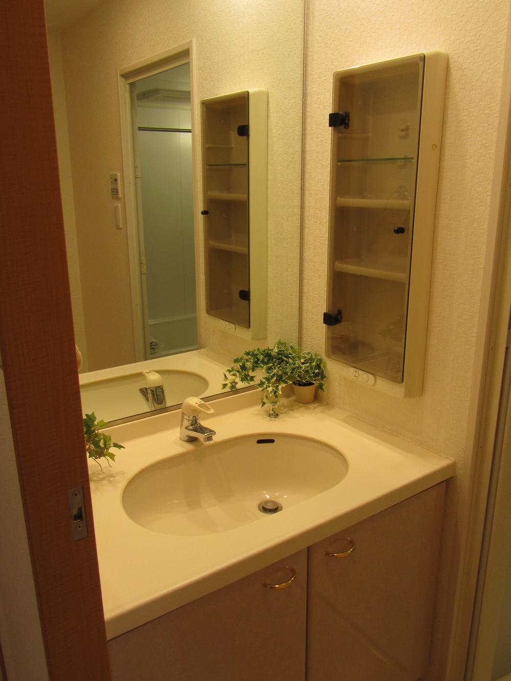 Wash basin, toilet. Indoor (12 May 2013) Shooting