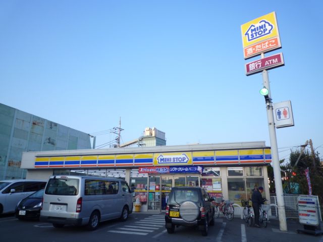 Convenience store. MINISTOP up (convenience store) 240m