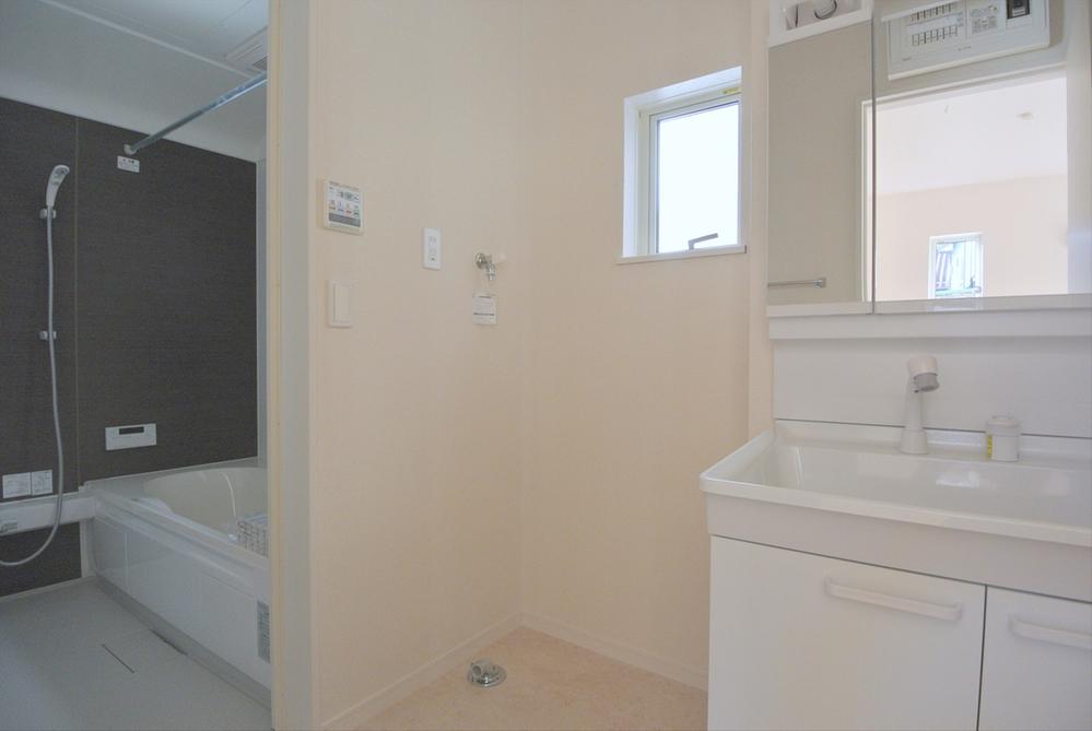 Wash basin, toilet. Selling local