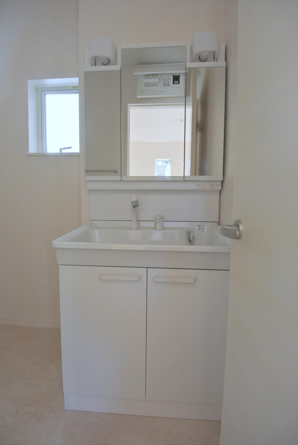 Wash basin, toilet. Selling local