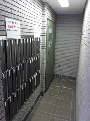 Entrance. Delivery Box ・ It is a mail box