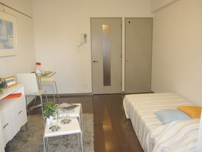 Living and room. Model is room