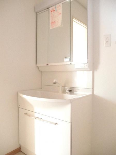 Wash basin, toilet. Wash basin