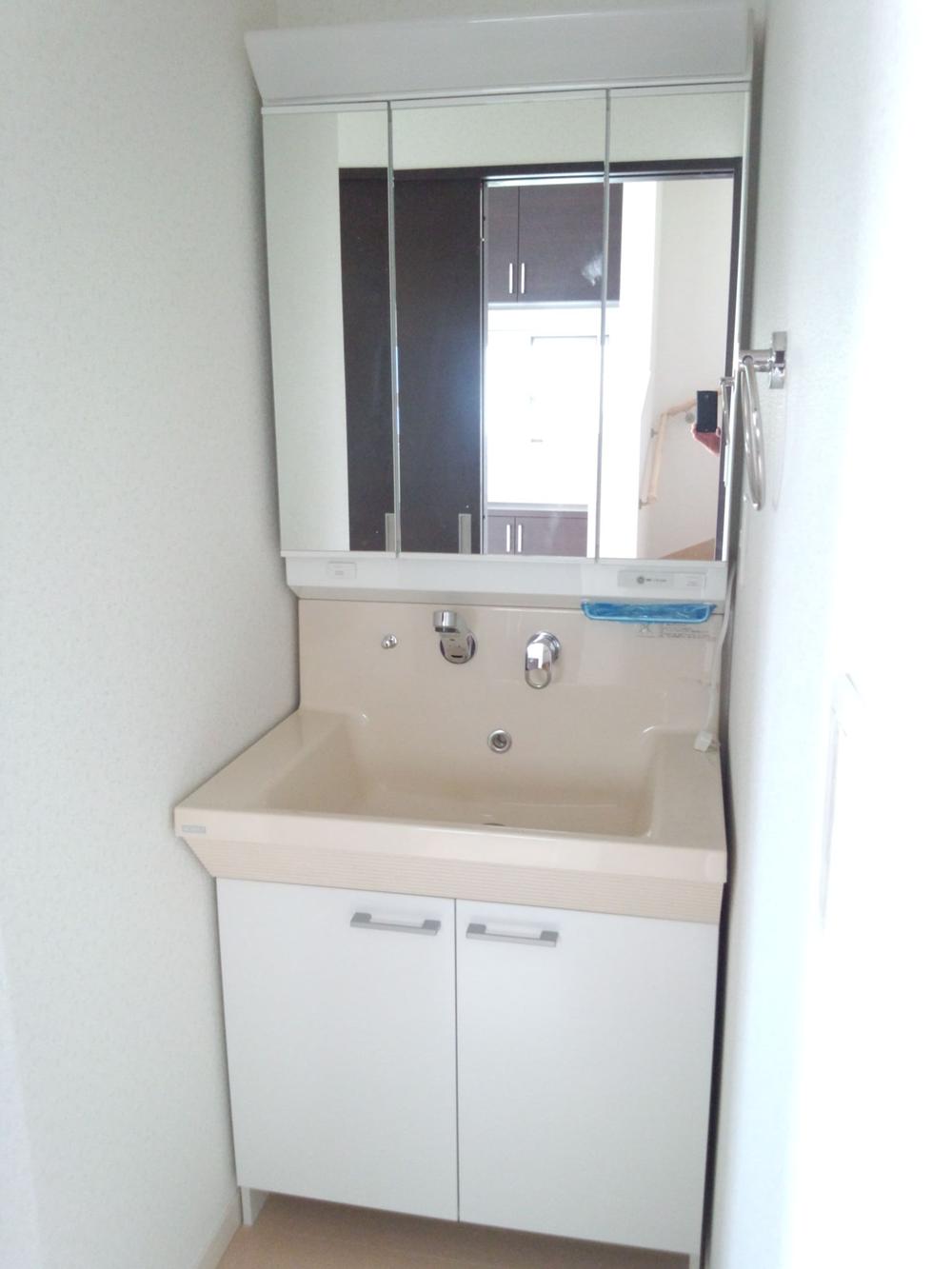 Wash basin, toilet. Room (August 2013) Shooting