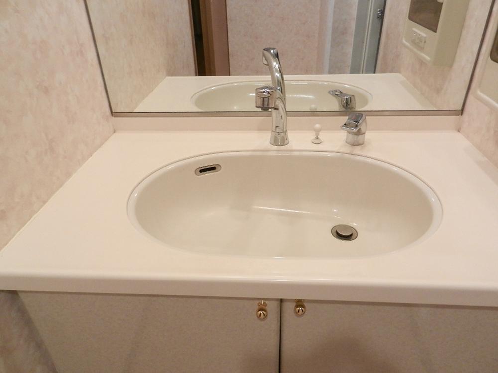 Wash basin, toilet. Indoor (11 May 2013) Shooting