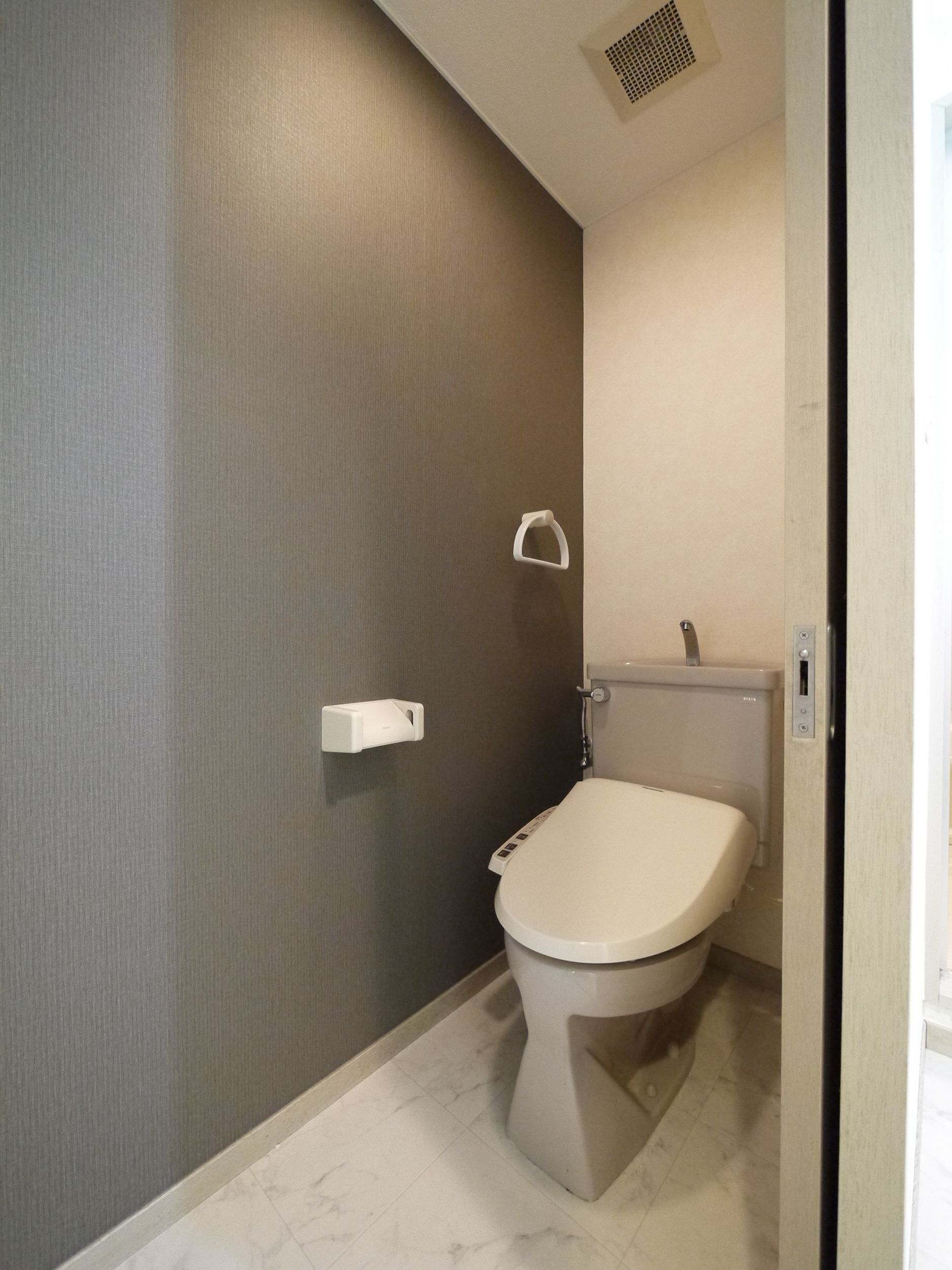 Toilet. ☆ Hot water cleaning function heating toilet seat