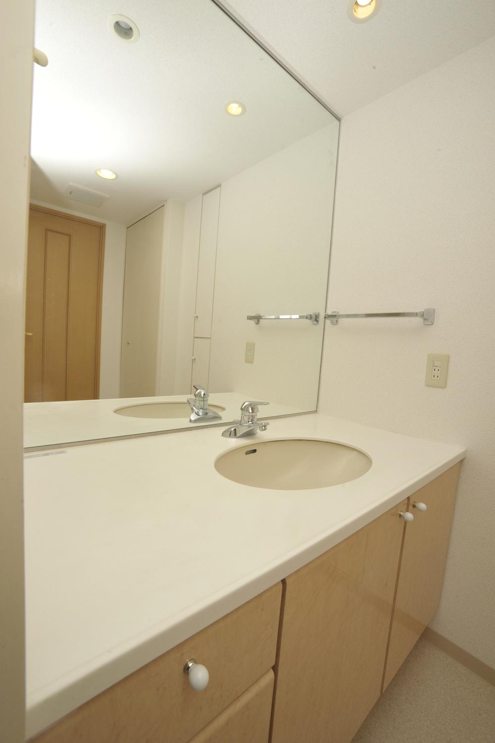 Wash basin, toilet. Indoor (10 May 2013) Shooting