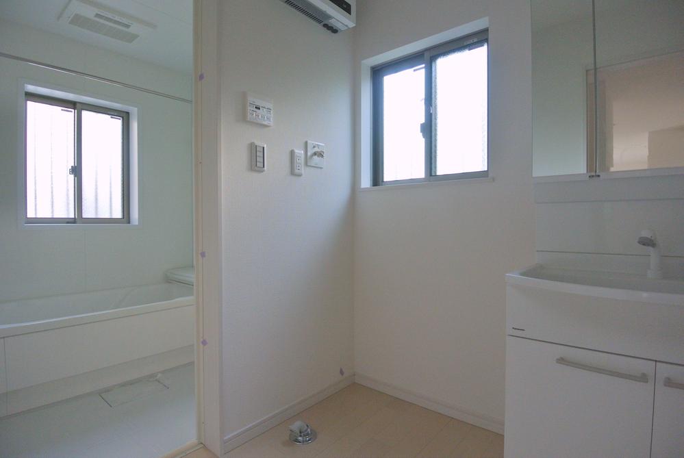 Wash basin, toilet. Seller same specifications