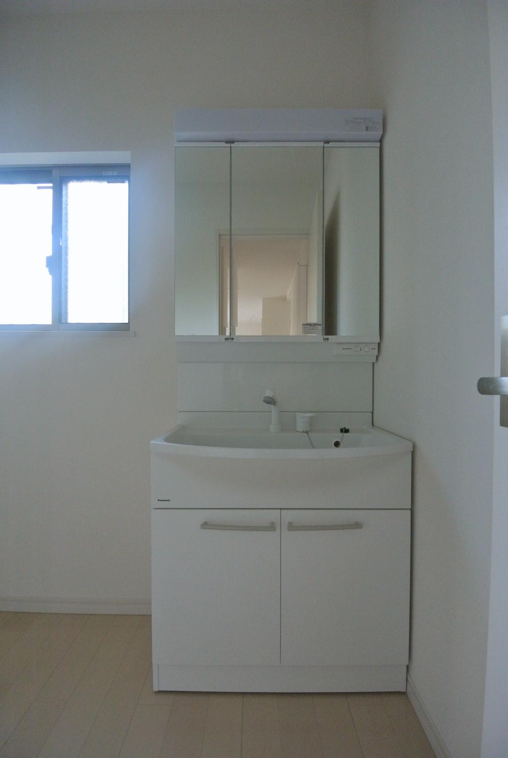 Wash basin, toilet. Seller same specifications