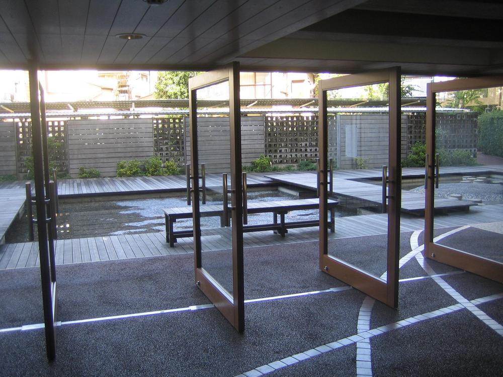 Entrance. Common areas