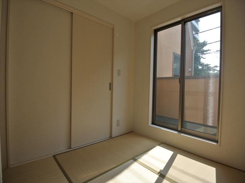 Non-living room. Selling local