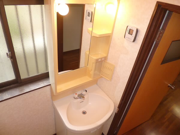 Washroom. Wash basin! Is an independent!