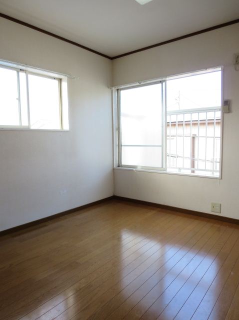 Living and room. Sunny living room. Two-sided lighting!