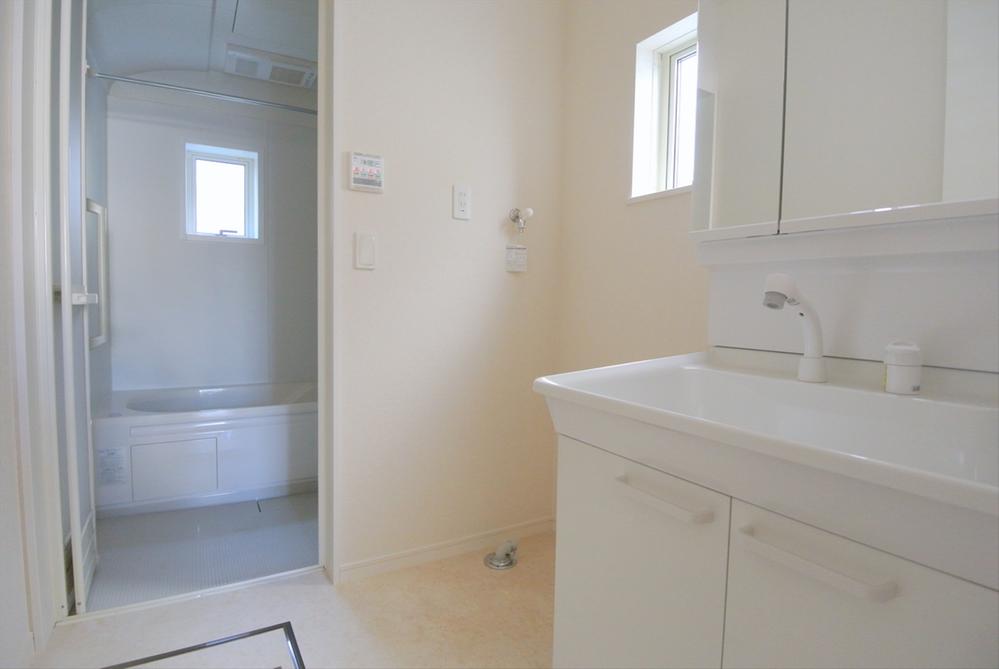 Wash basin, toilet. Selling local