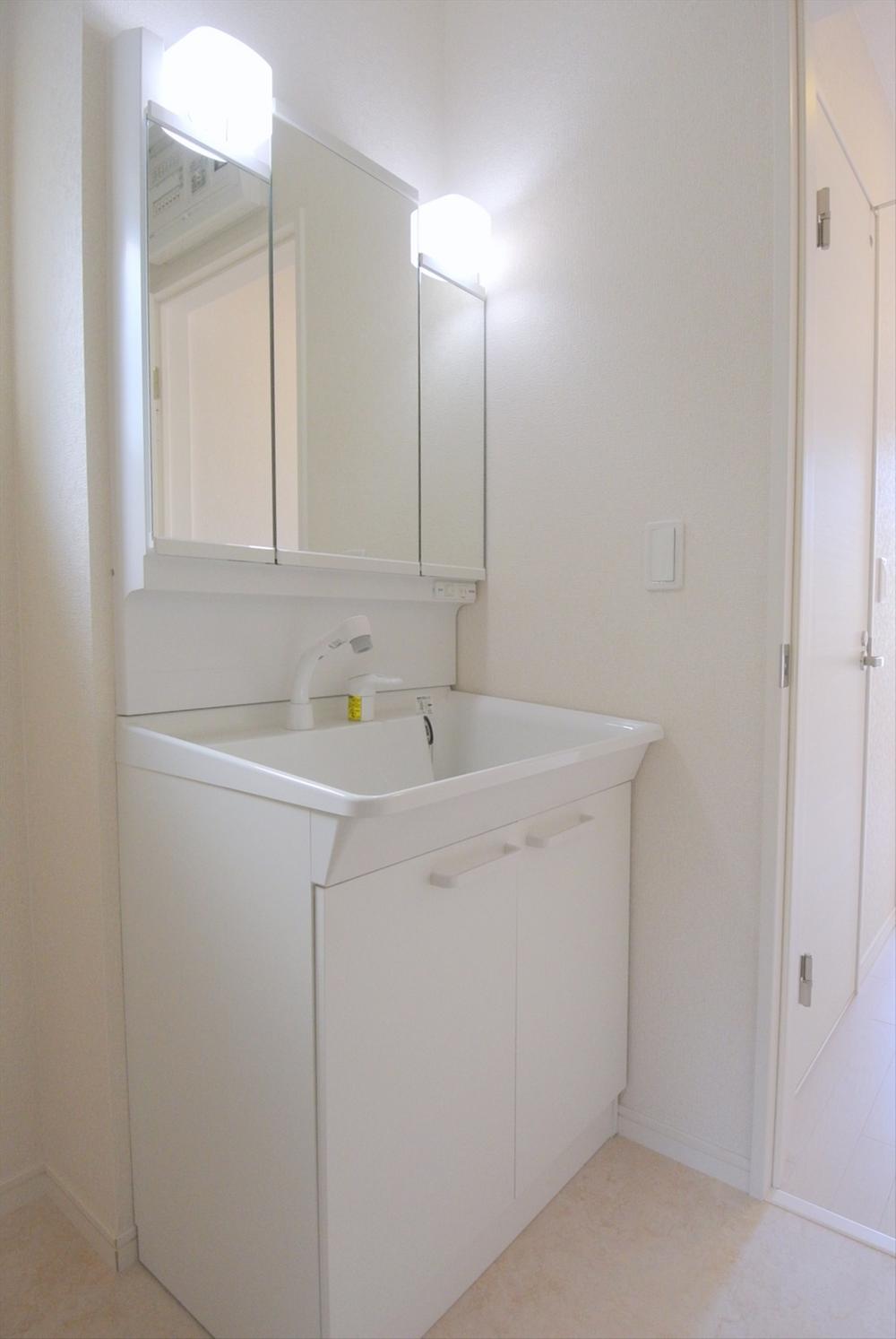 Wash basin, toilet. Selling local